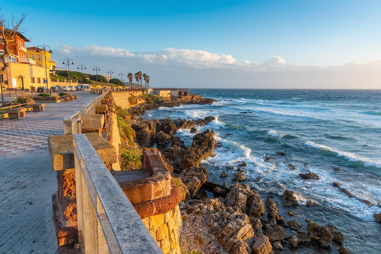Paseo marítimo de Alghero al atardecer
