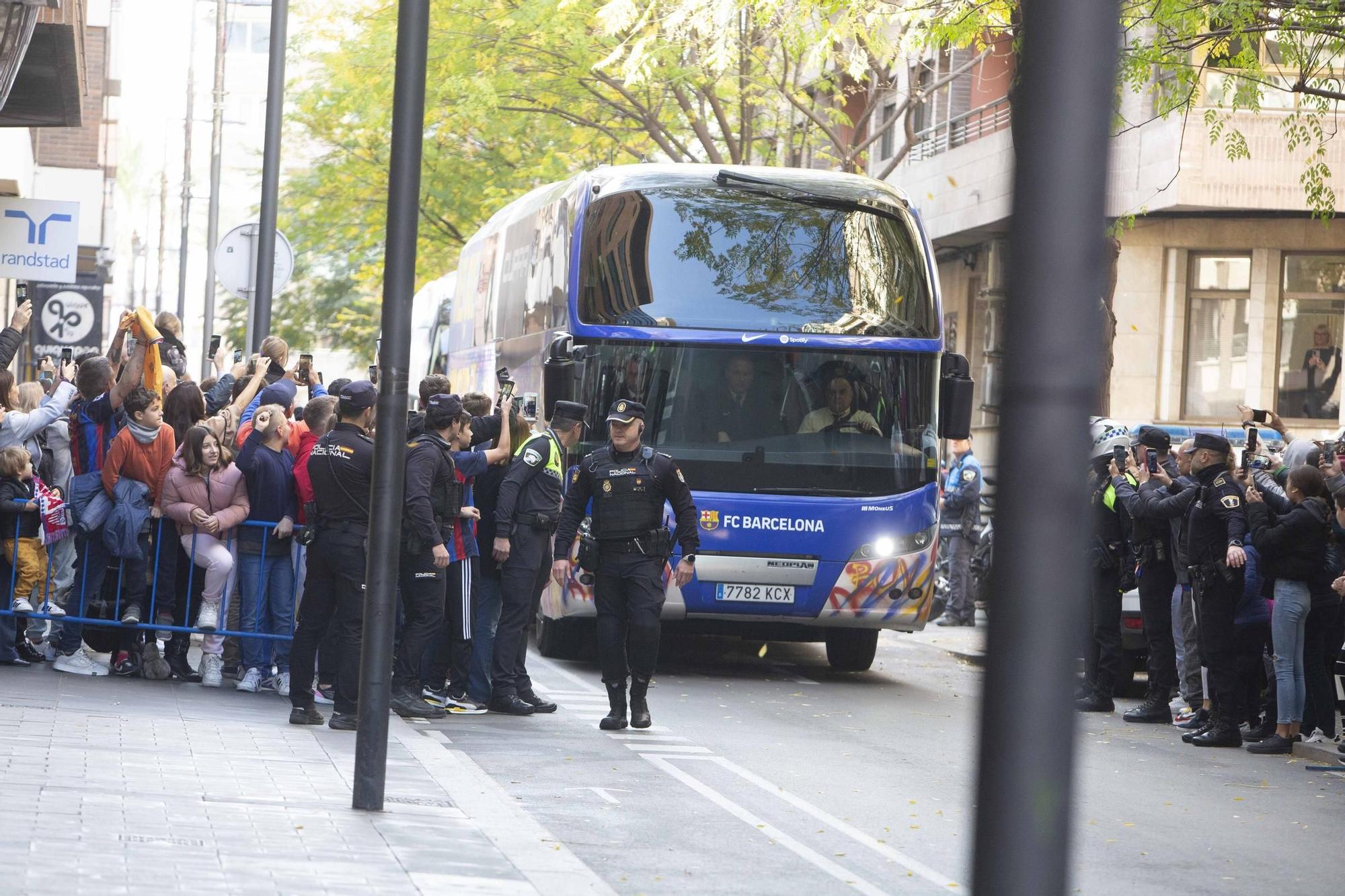 Gran expectación en Alicante por la llegada del Barça