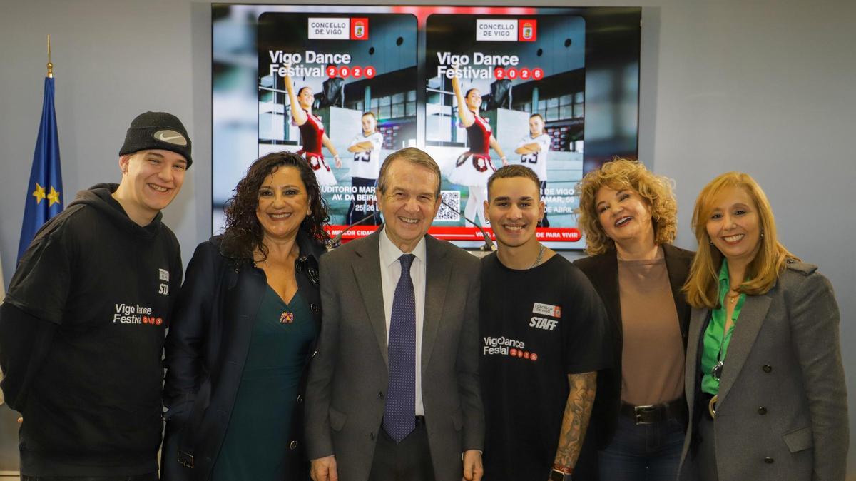 Abel Caballero, acompañado de Marta Díaz, Mayka Aguado, María del Carmen Lago y dos bailarines.
