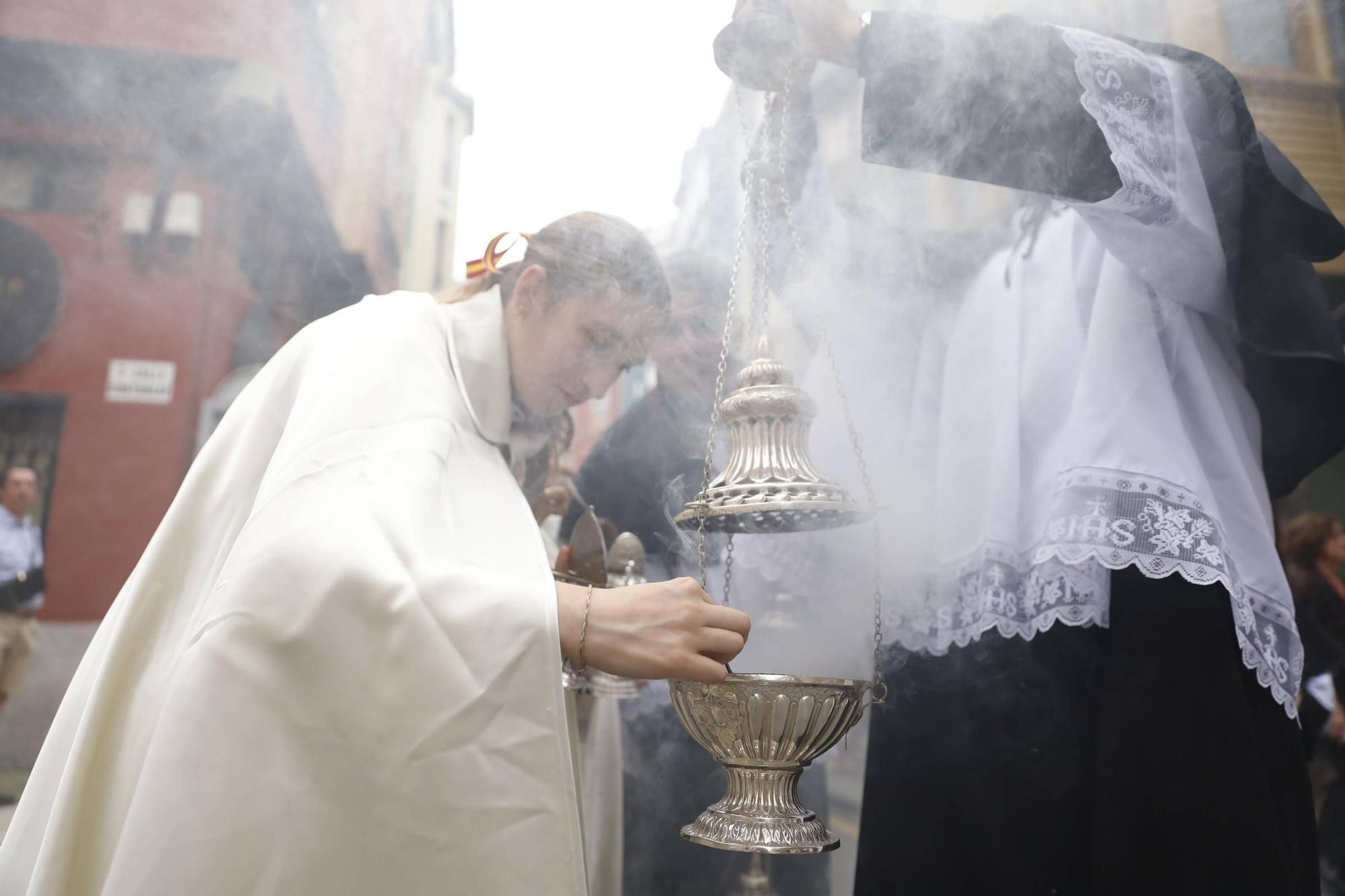 Pétalos, incienso, niños... así fue la procesión del Corpus Christi en Gijón (en imágenes)