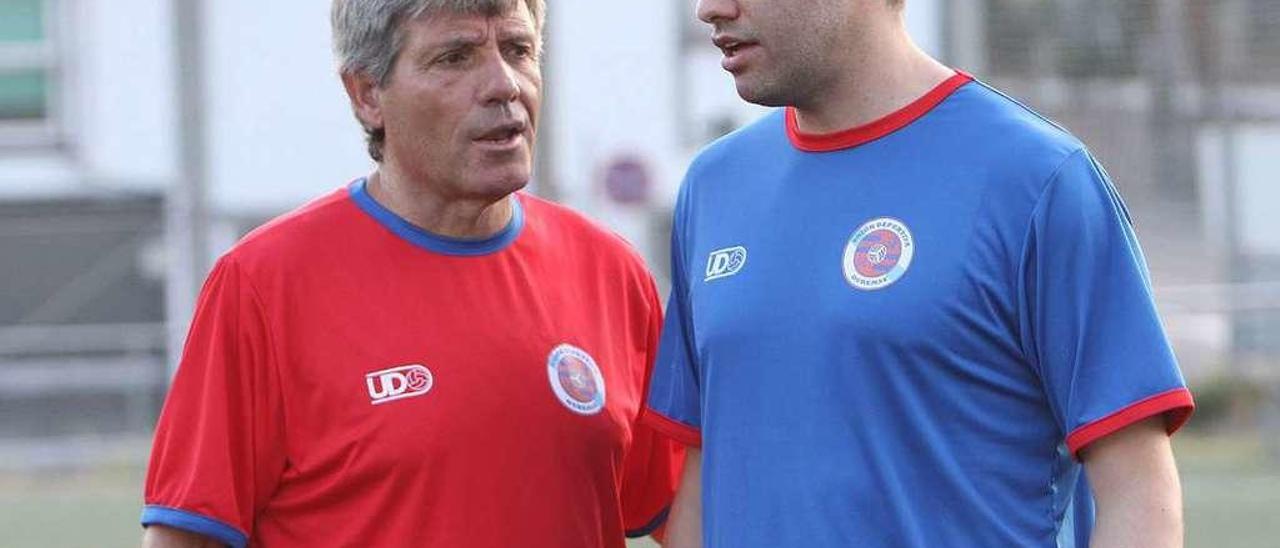 Antonio Dacosta, con el guardameta Lucas Sierra de la Unión Deportiva Ourense. // ñaki Osorio