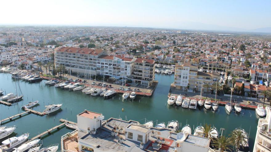 Vista dels canals d&#039;Empuriabrava des de la torre del Club Nàutic.