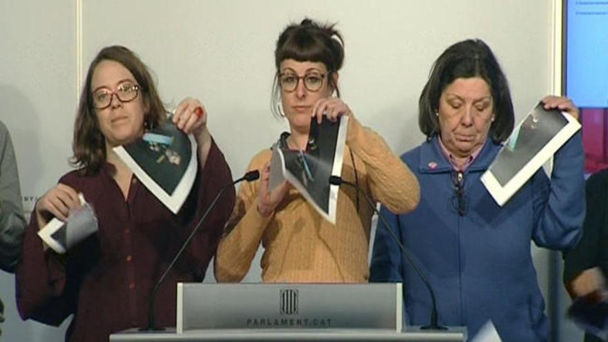 Seis diputados de la CUP rompen en el Parlamento catalán la foto del Rey