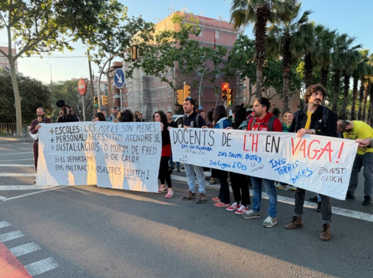 Varios profesores protestan por sus condiciones laborales, en L'Hospitalet.