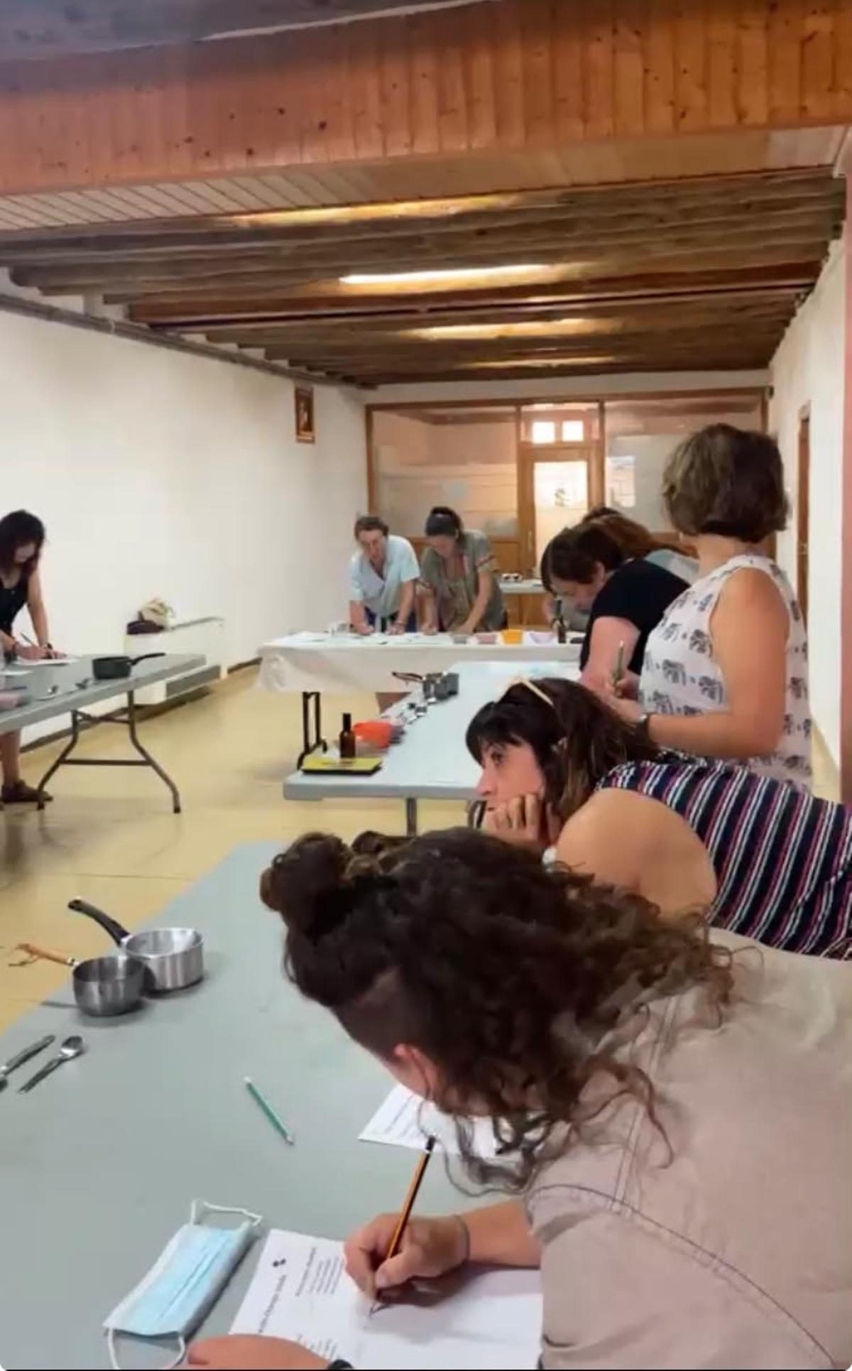 Biscarrués acoge un taller de elaboración de champú sólido para fomentar el consumo responsable y la reducción de residuos.