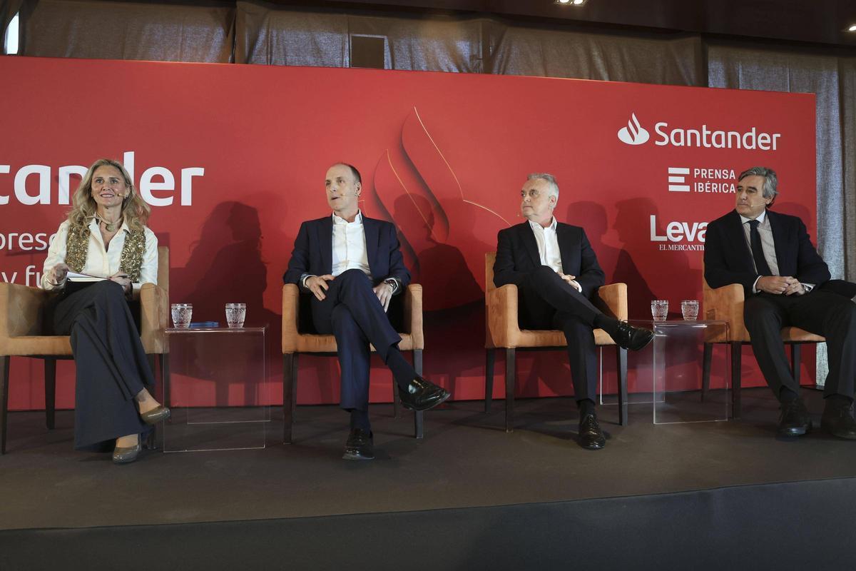 Isabel Puig, Jorge Gracia, José Luis Vilar y Antonio Alarcón, durante la mesa redonda.