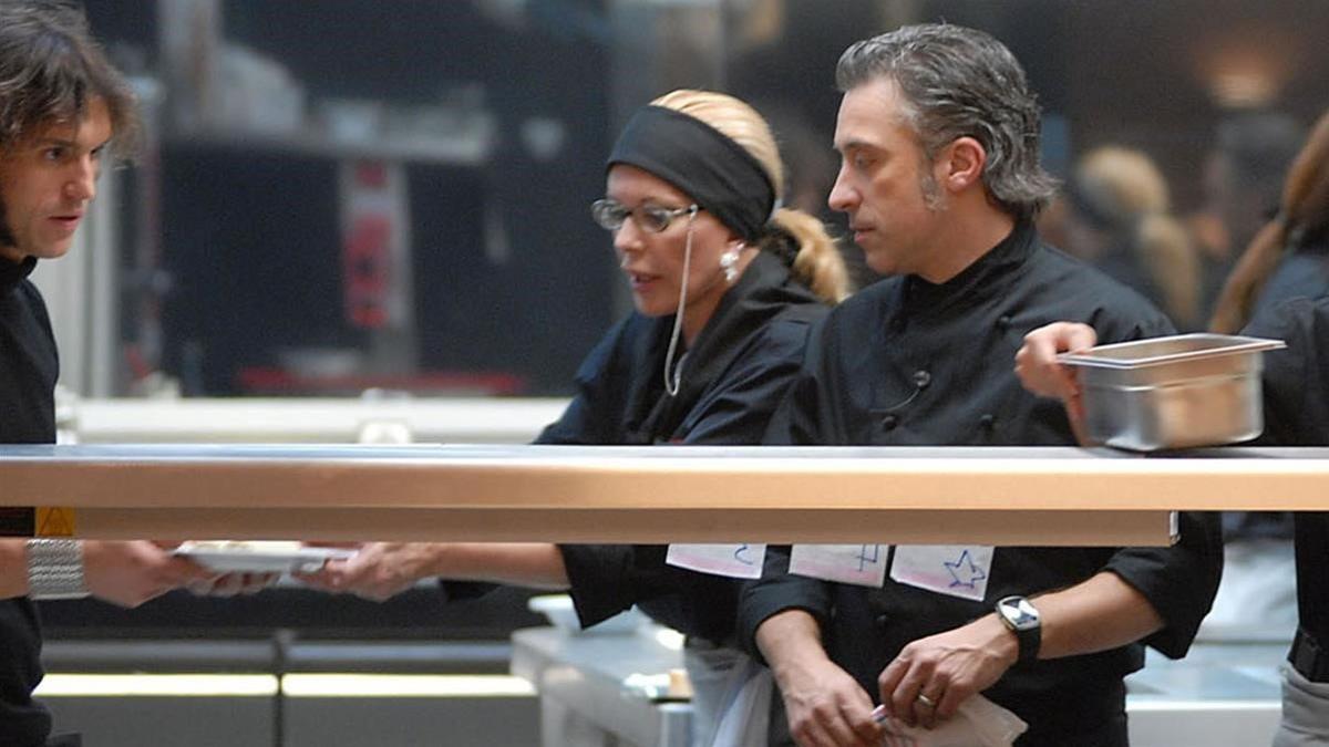Sergi Arola observa a Bárbara Rey cocinando en 'Esta cocina es un infierno'.
