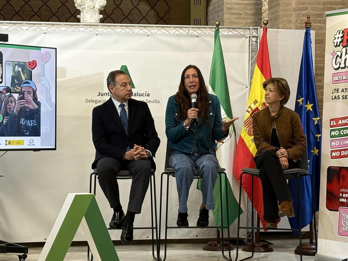 SEV01. SEVILLA, 10/11/2025.- (Izq a dcha) El delegado de Gobierno de la Junta de Andalucía, Ricardo Sánchez Antúnez; la consejera de Inclusión Social, Juventud, Familias e Igualdad, Loles López; y la directora del Instituto Andaluz de la Mujer, Olga Carrión Mancebo, en la presentación de la nueva campaña de prevención de la violencia de género en la juventud andaluza que, bajo el lema #RedFlagChallenge, organiza el Instituto Andaluz de la Mujer (IAM).EFE/Luis González