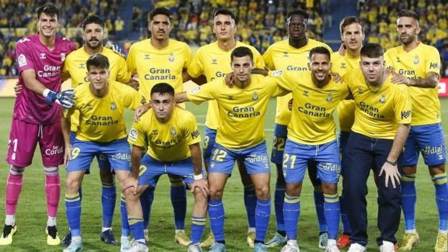 El once de la UD que tumbó al Tenerife en el Gran Canaria, con el cantante Quevedo.