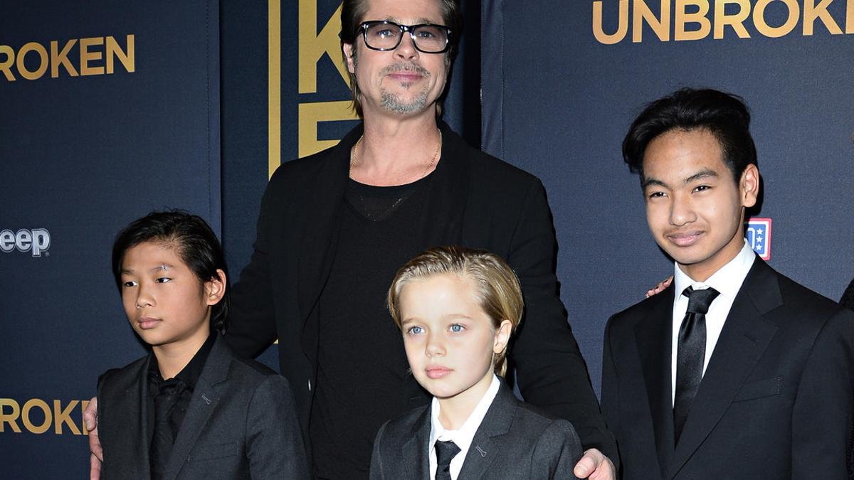 Imagen de diciembre del 2014 en la que Brad Pitt posa con sus hijos Pax (izquierda), Shiloh (centro) y Maddox, en el estreno en Los Ángeles de la película 'Unbroken', la segunda película como directora de Angelina Jolie.