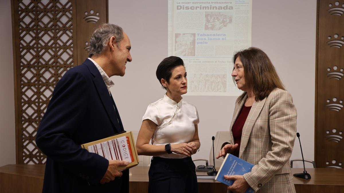 El presidente de la Asociación de la Prensa de Badajoz, Juan José Montes, la presidenta de la diputación, Raquel del Puerto, y la profesora de la Uex Clara Sanz.