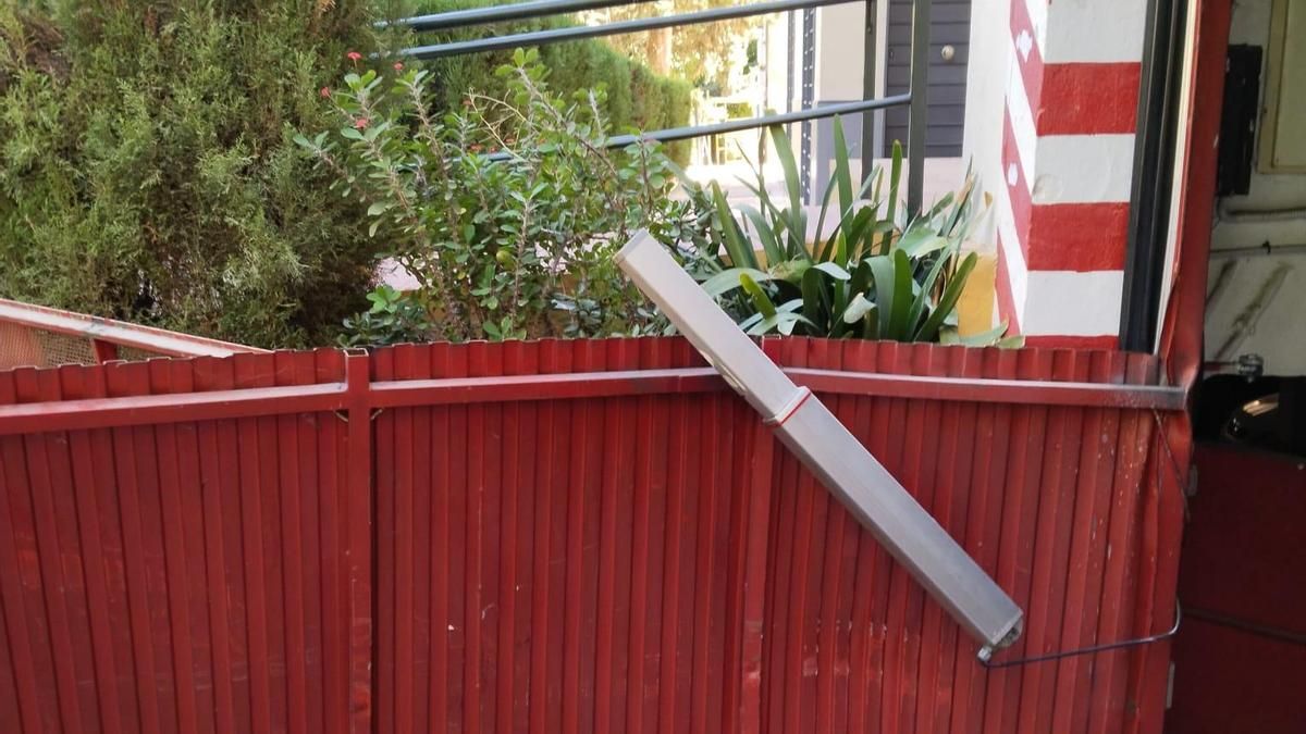 Estado en el quedó la puerta del garaje tras la huida de los secuestradores