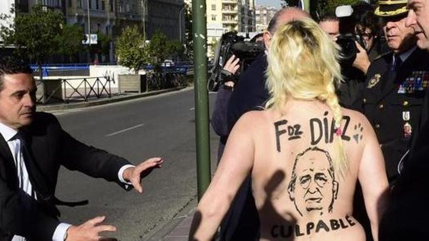 Un any de presó per a una activista de Femen per tirar una Constitució a Fernández Díaz