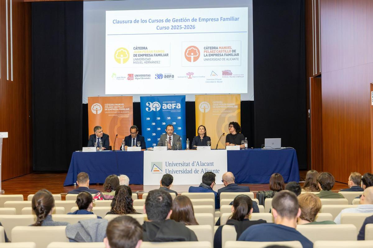 Un momento de la inauguración institucional de las cátedras de empresa familiara de la UA y la UMH.