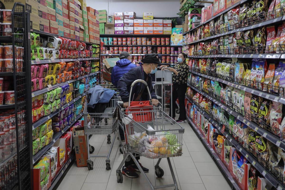 Una persona realiza la compra en un supermercado en Pekín
