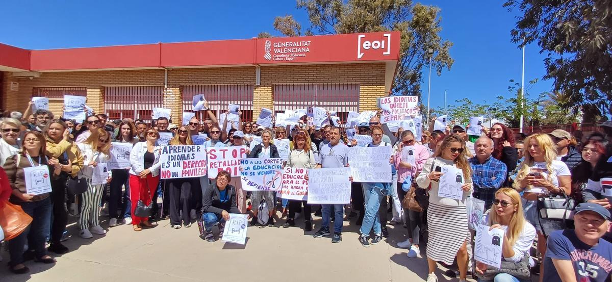 un momento de la protesta de este miércoles en la Escuela Oficial de Idiomas de Torrevieja con la participación de cientos de alumnos, además del equipo directivo
