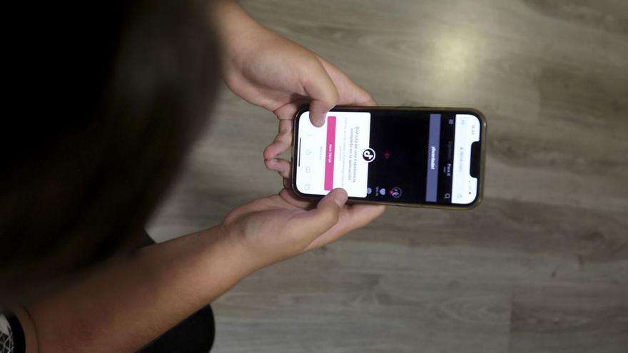 Un estudio refleja el uso del móvil para controlar a la pareja entre adolescentes gallegos