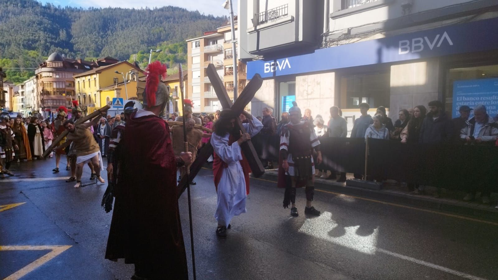 Infiesto vive con pasión su Via Crucis viviente