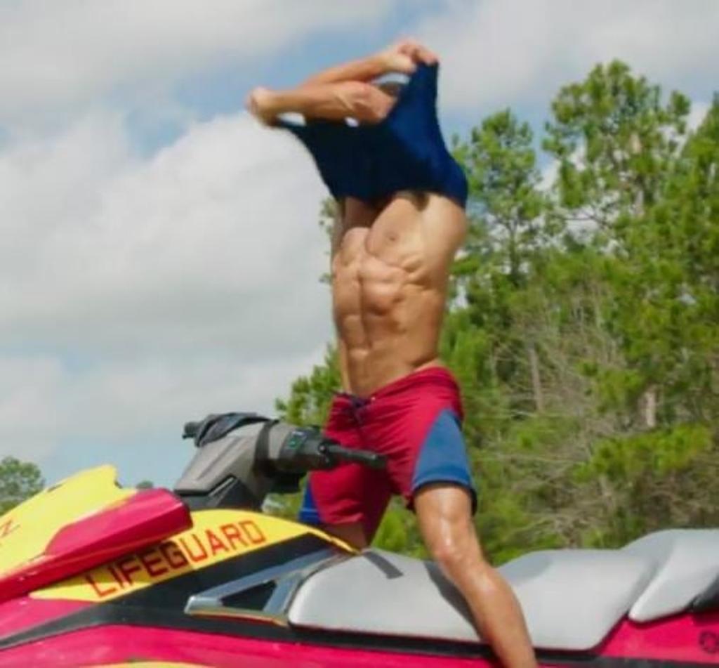 Zac Efron sin camiseta en Los Vigilantes de la Playa