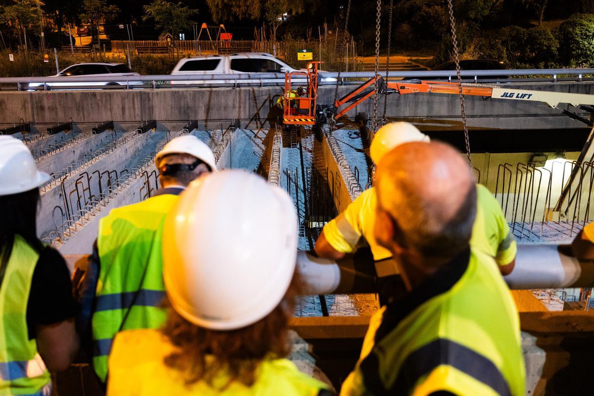 La Guardia Urbana cortará el tránsito en los dos sentidos cuatro noches por semana entre las salidas 5 y 6, mientras una enorme grúa instala 56 prelosas