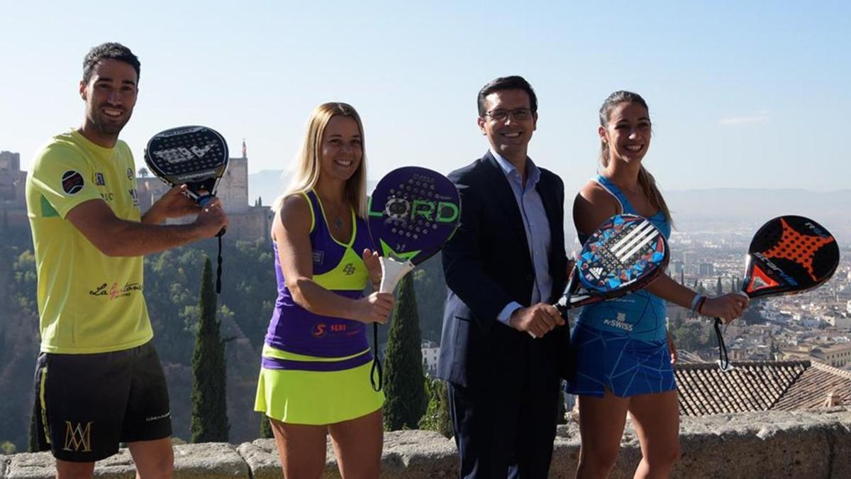 Los tres jugadores granadinos, en la presentación del torneo