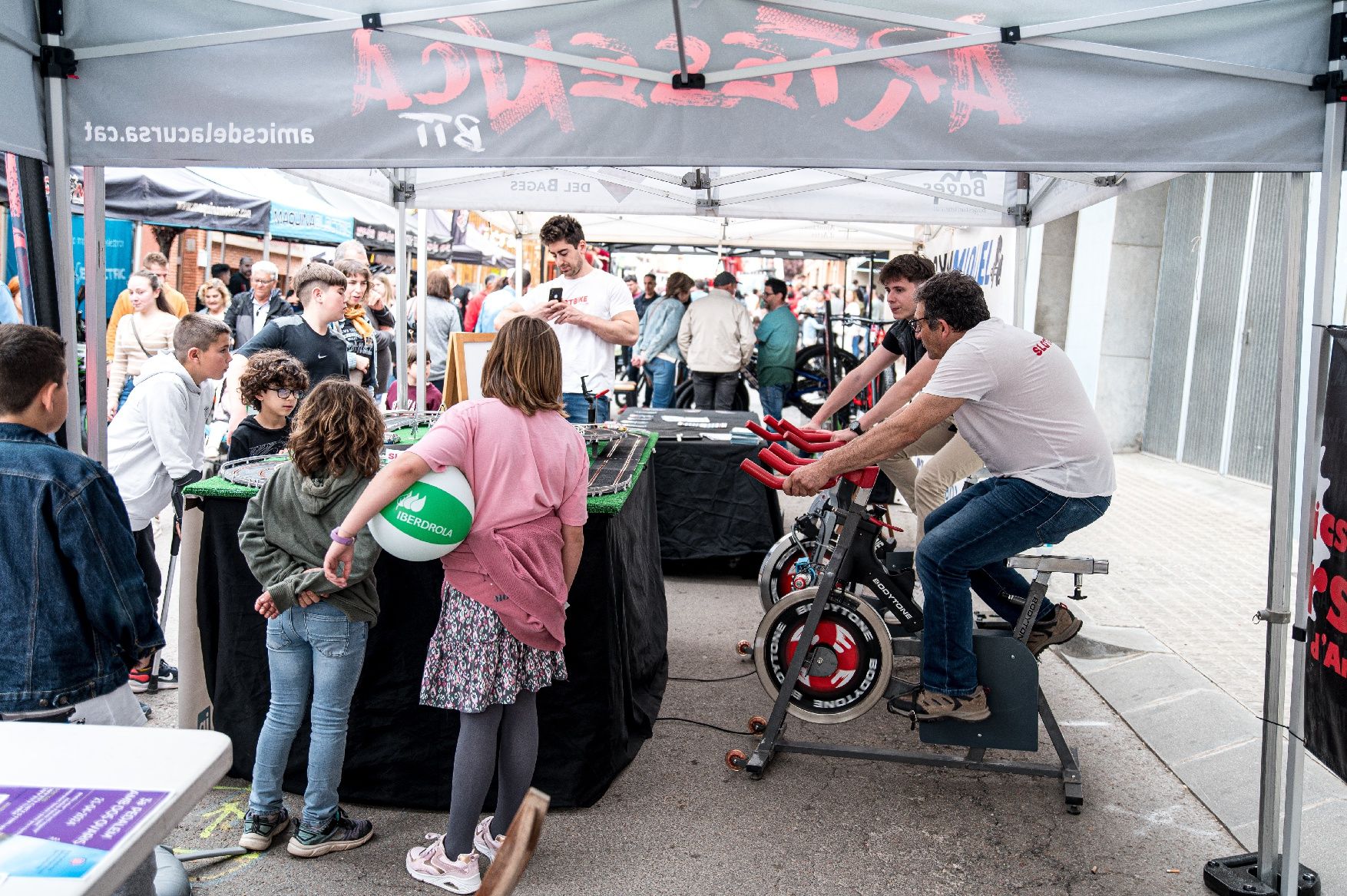 La 63e Fira d'Artés omple el poble de gent, cotxes i tractors