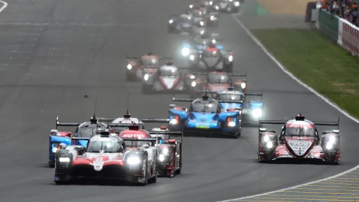 Los Toyota delante en la salida de las 24 Horas de Le Mans.