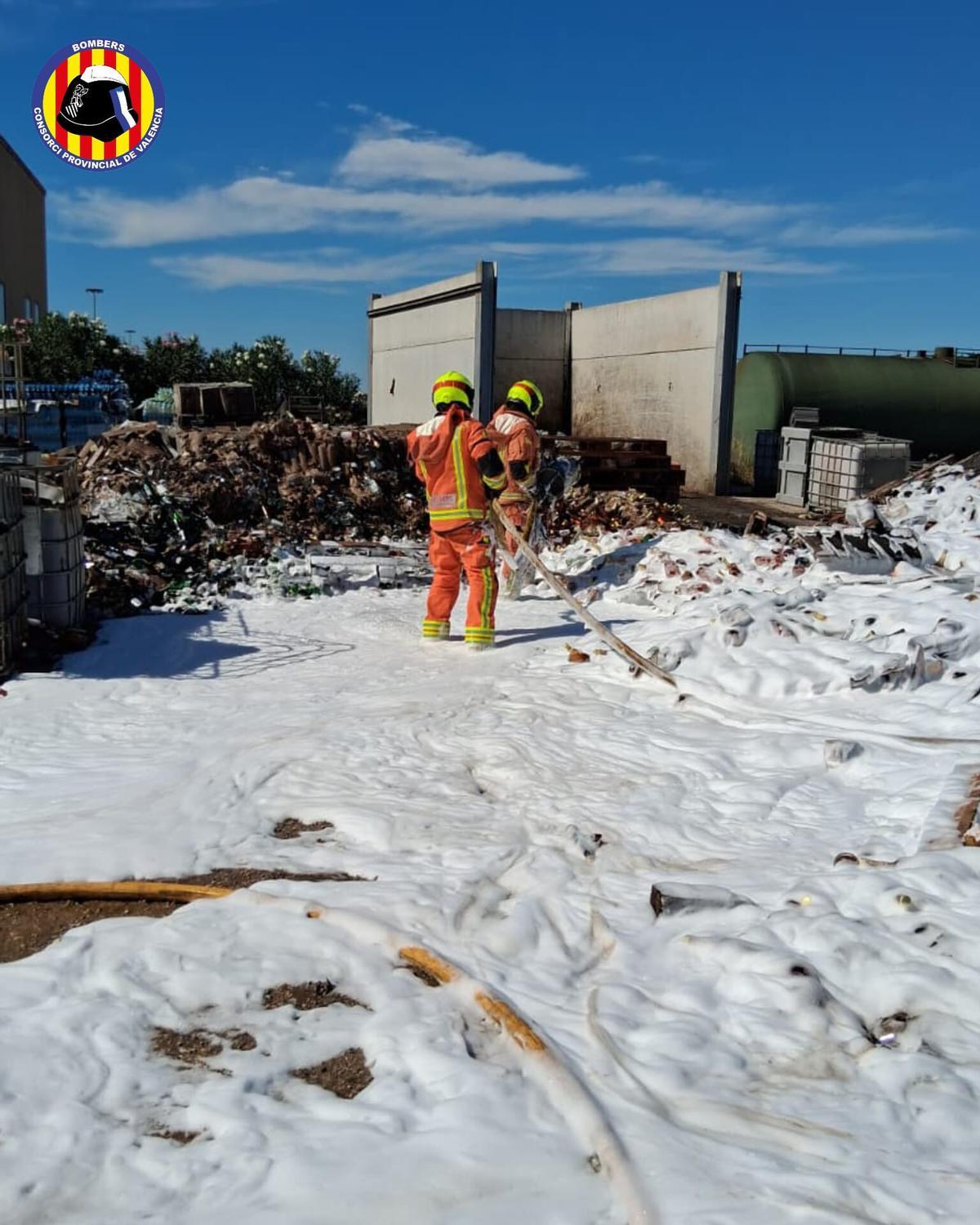 Labores de extinción del incendio originado en una planta de reciclaje en Carcaixent.