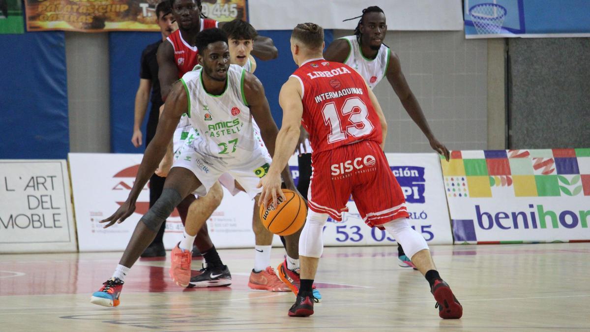 El Amics Castelló acabó sufriendo frente al CB Benicarló después de desaprovechar 15 puntos de ventaja