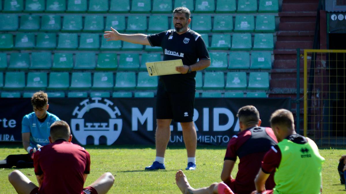 Juan García, entrenador del Mérida, habla con sus jugadores en un entrenamiento.
