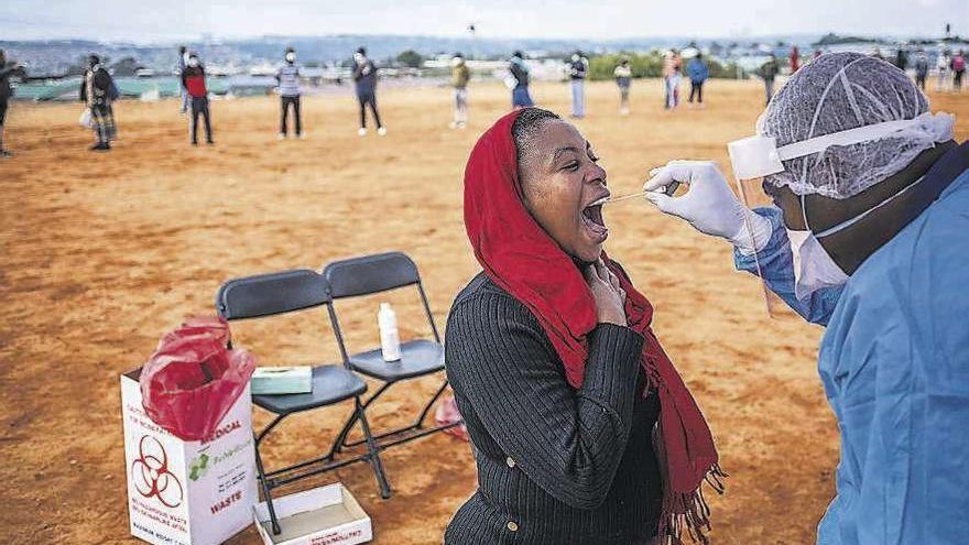 Toma de muestras para diagnosticar el coronavirus a una mujer en Sudáfrica.