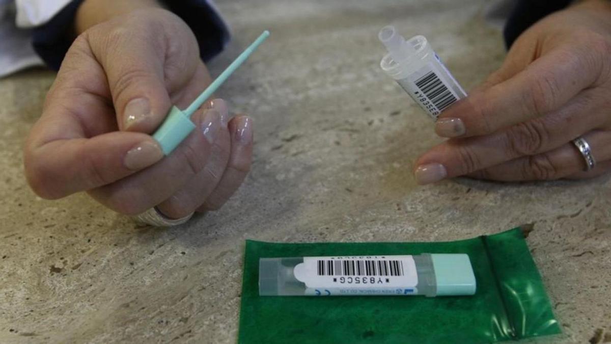 Un kit de recogida demuestra de heces para el cribado de cáncercolorrectal.
