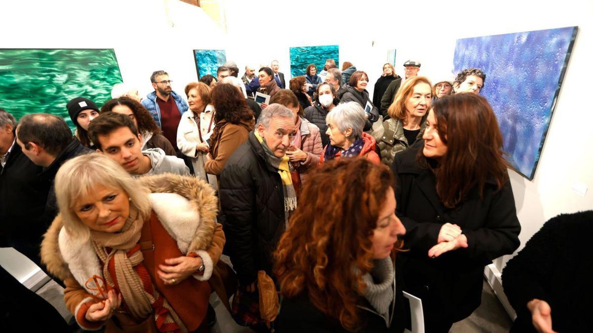 La sala de exposiciones de la Universidad, abarrotada durante la inauguración de &quot;El mar en la memoria&quot;. | Miki López