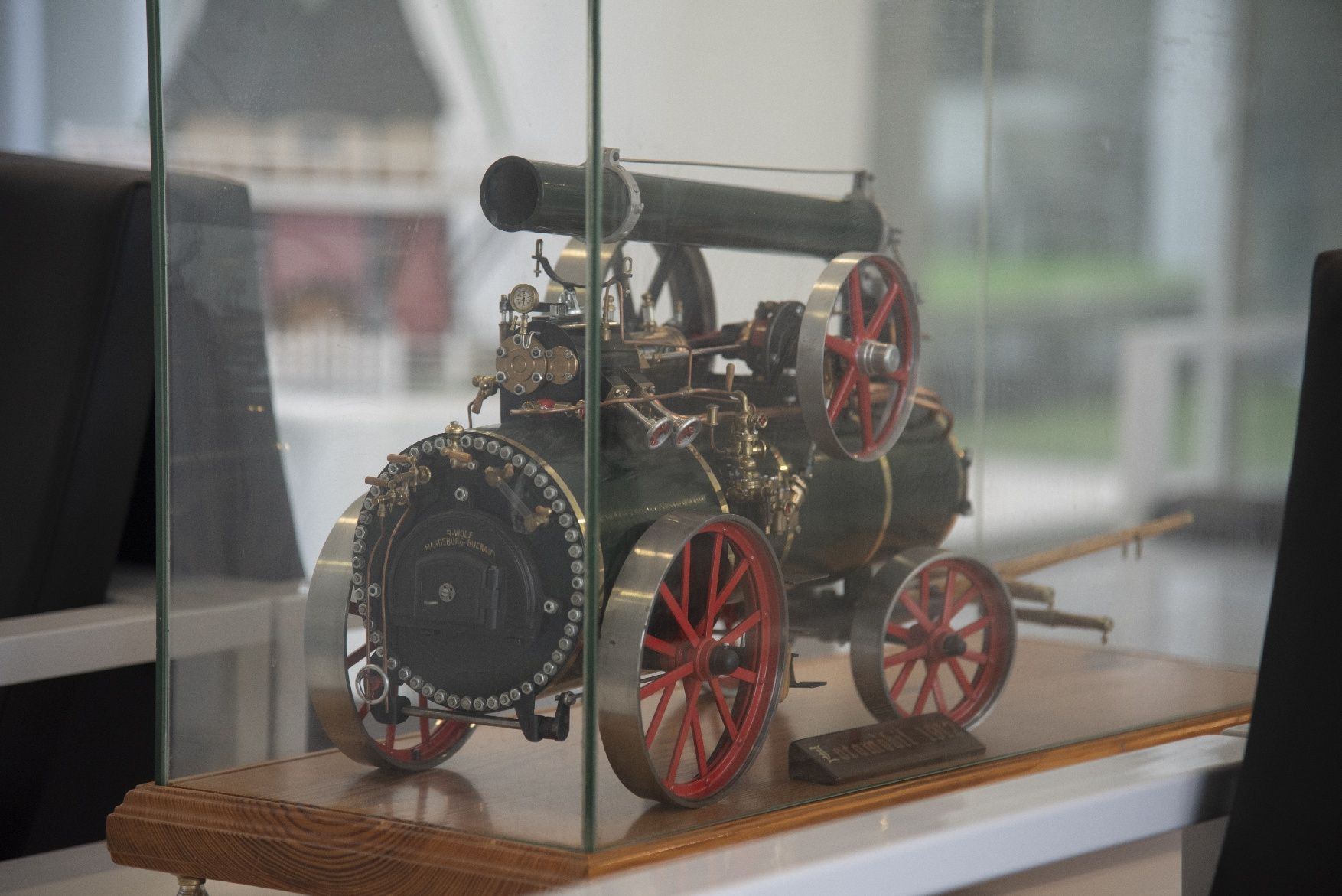 La passió per la mecànica porta un navarclí a reproduir trens i tractors a petita escala