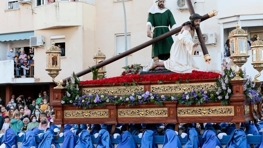 El Cristo de las Tres Caídas, a la salida de su templo.