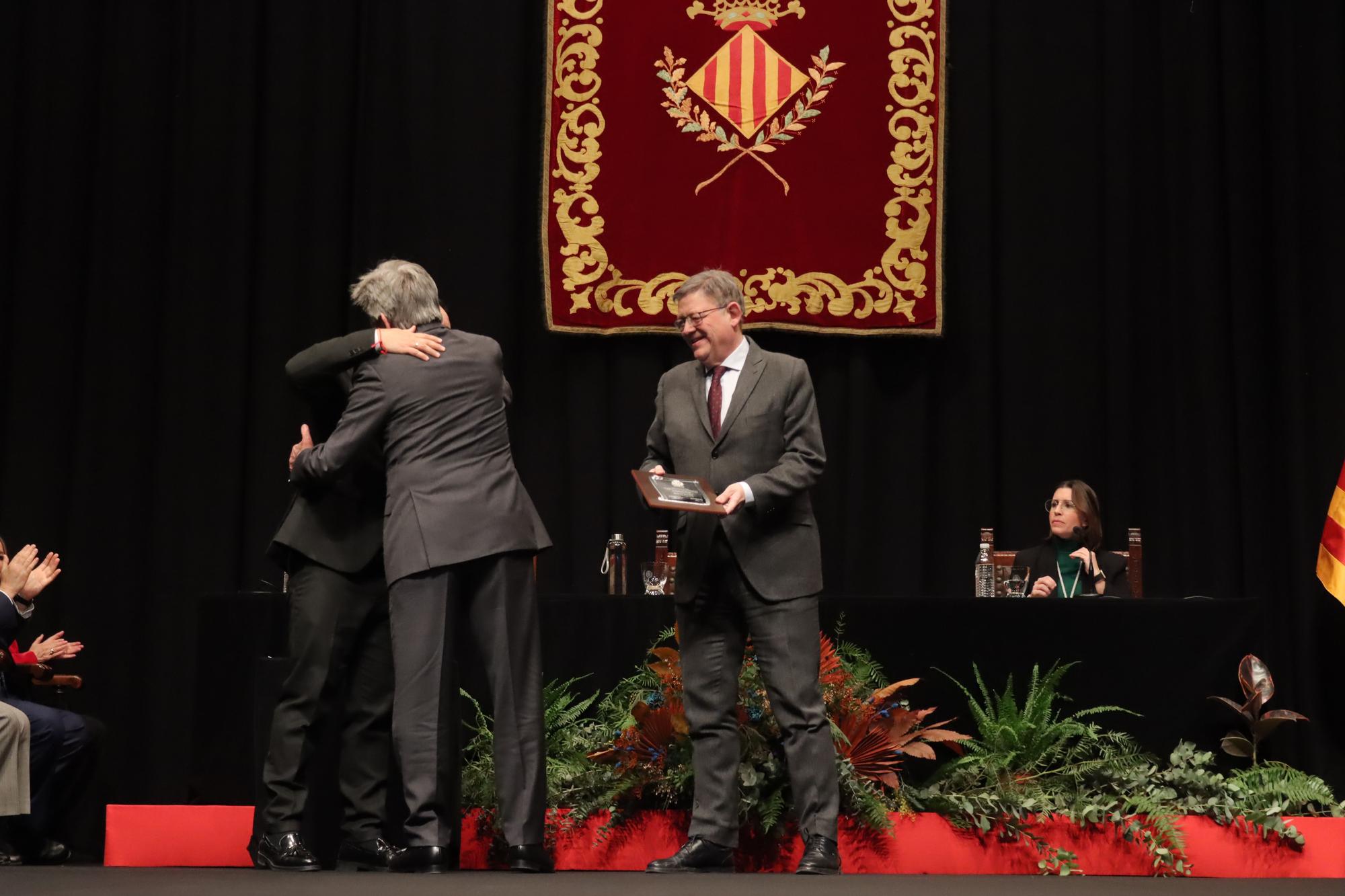 Las imágenes de la entrega de las medallas de oro de Vila-real a Porcelanosa, Carmelitas y 'Quique' y la distincion de Hijo Predilecto a Diego Dualde