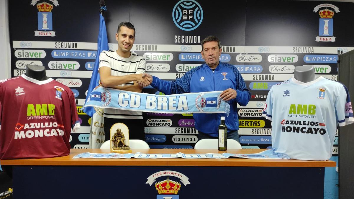 Raúl Parada, con el presidente del Brea, Carlos Arantegui, en el acto de su nombramiento como entrenador.