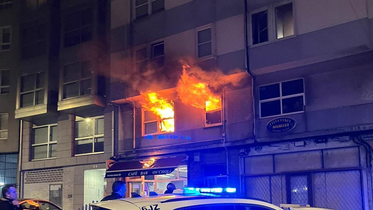 Las llamas arrasan una vivienda en el barrio de Os Castros, en A Coruña