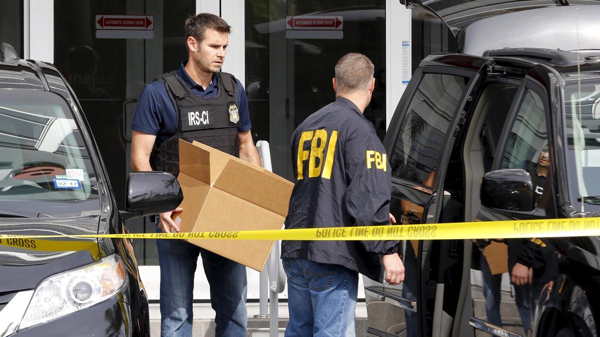 Agentes del FBI tras el registro de la sede de Imagina US en Miami (Florida)