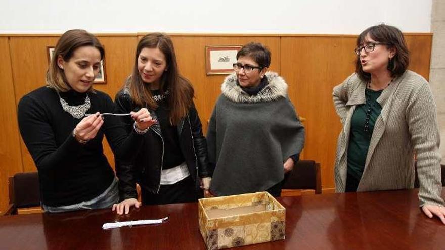 Momento del sorteo para elegir al jurado, ayer. // Bernabé / Cris M.V.