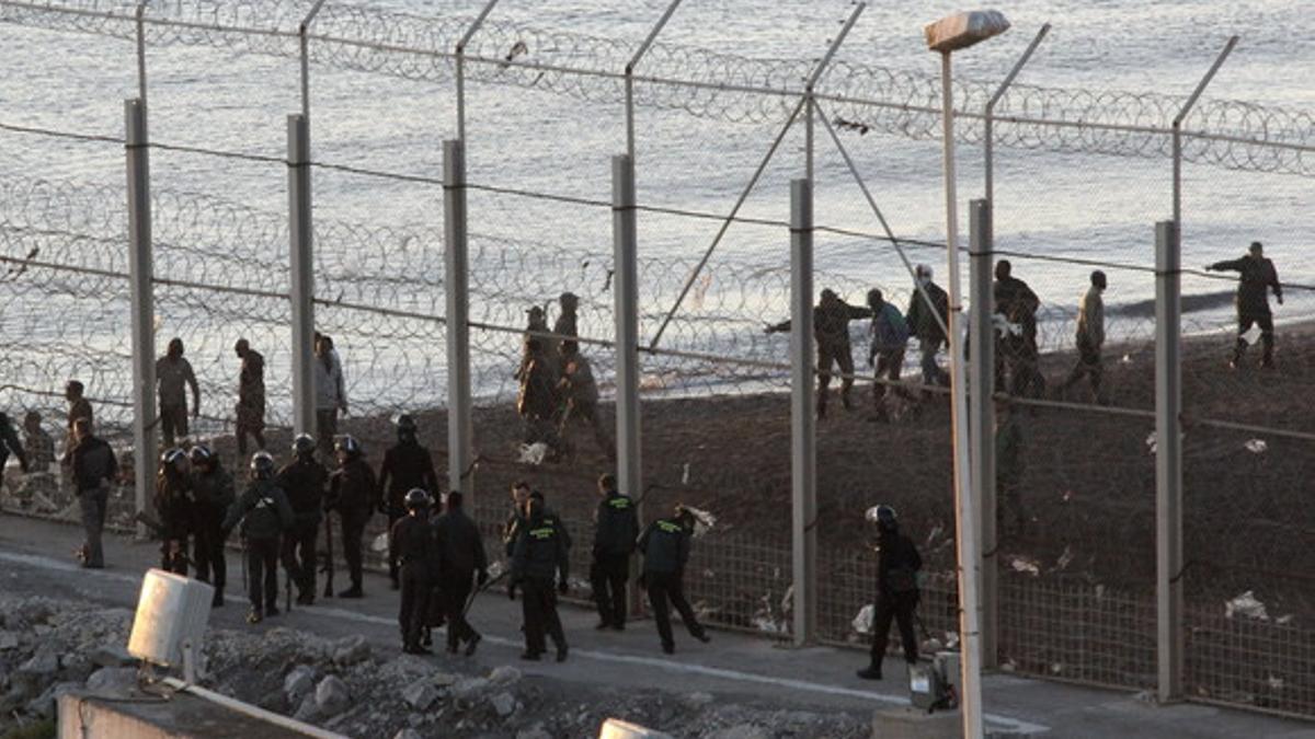 El lugar donde fallecieron los inmigrantes que intentaron asaltar la valla de Ceuta, este jueves.