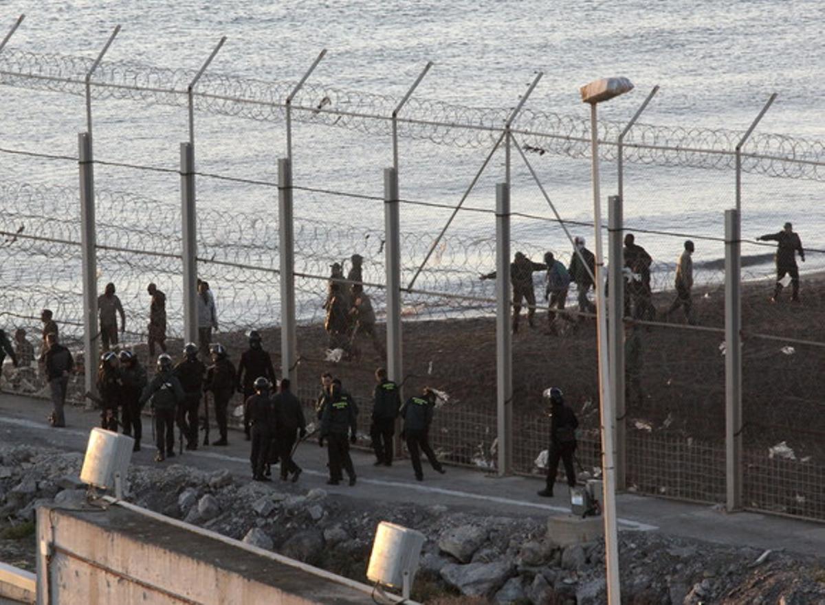 El lloc on van morir els immigrants que van intentar assaltar la tanca de Ceuta, aquest dijous.