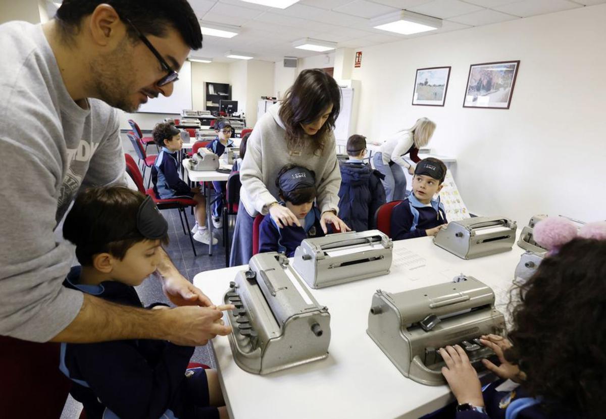 Los niños del Colegio Calasancio utilizan material didáctico para personas ciegas con un antifaz ante sus ojos. | Gustavo Santos