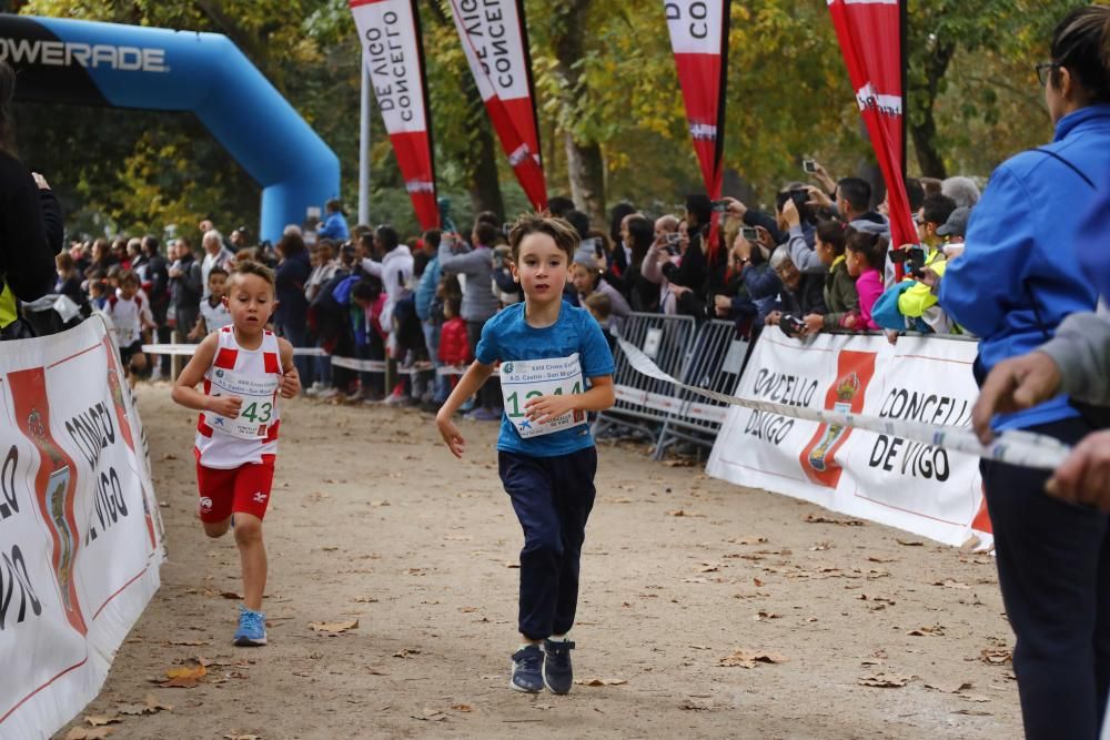 Más de 1.100 jóvenes atletas desafían a las bajas temperaturas para participar en la tradicional carrera de cross escolar.