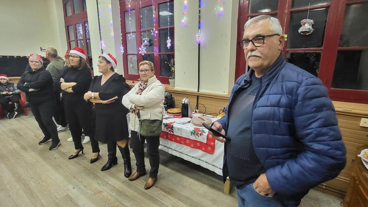 Balbino Suárez se dirige a los vecinos durante la apertura de las antiguas escuelas.