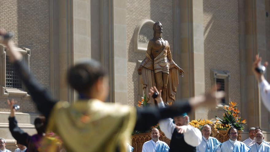 Domingo de Resucitado, de jotas, claveles blancos y rostros descubiertos