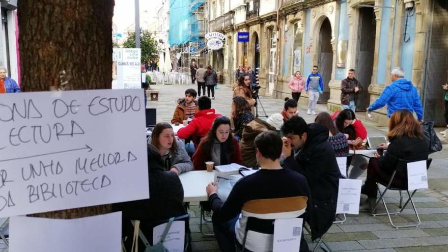 Jóvenes vilagarcianos estudian en la calle en protesta por la falta de espacio en la biblioteca municipal