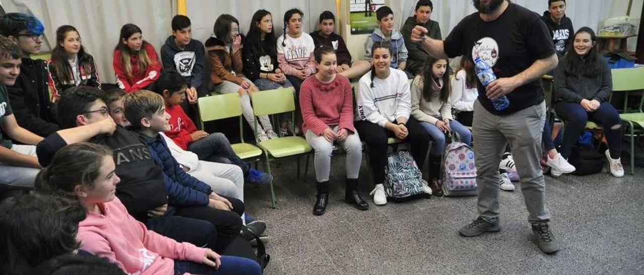 Iván Prado, con los alumnos del Instituto de Navia.