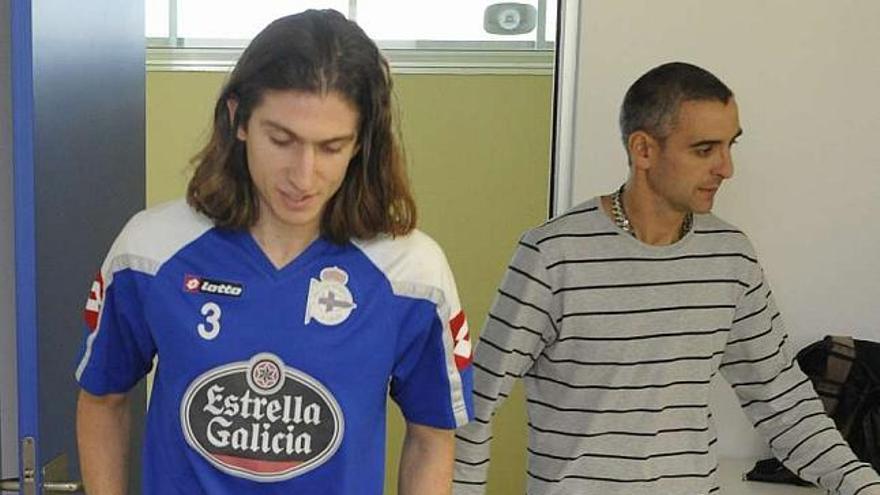 Filipe, ayer, en la sala de prensa de Abegondo, con el jefe de prensa, Rafael Carpacho, detrás. / fran martínez