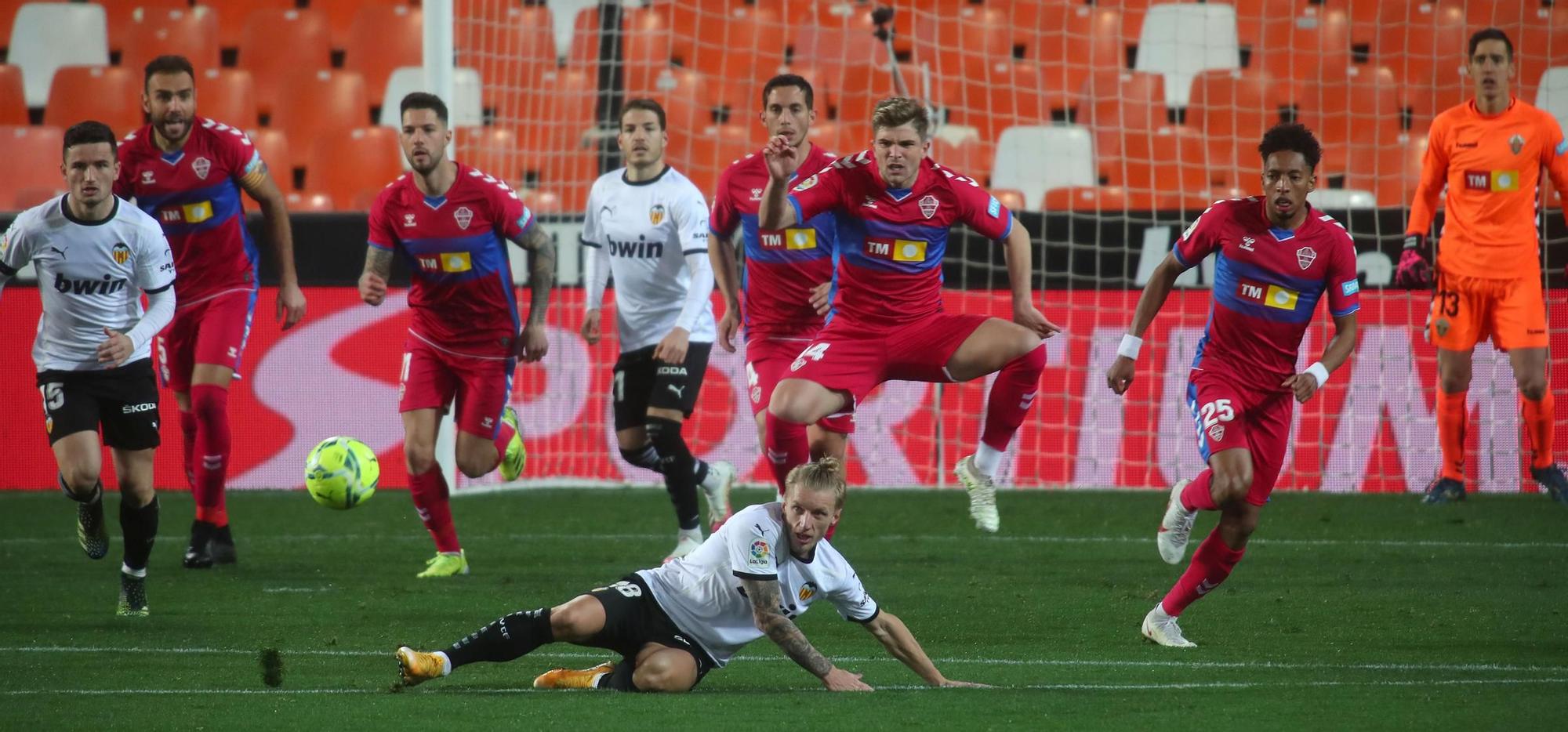 Las imágenes la victoria del Valencia CF frente al Elche